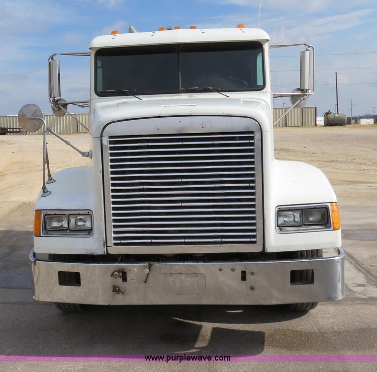 image for item B4583 2001 Freightliner FLD120 semi truck