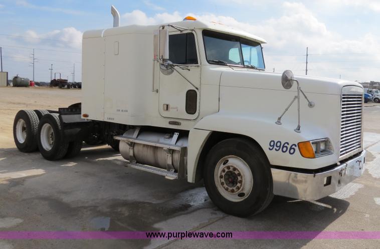 image for item B4583 2001 Freightliner FLD120 semi truck