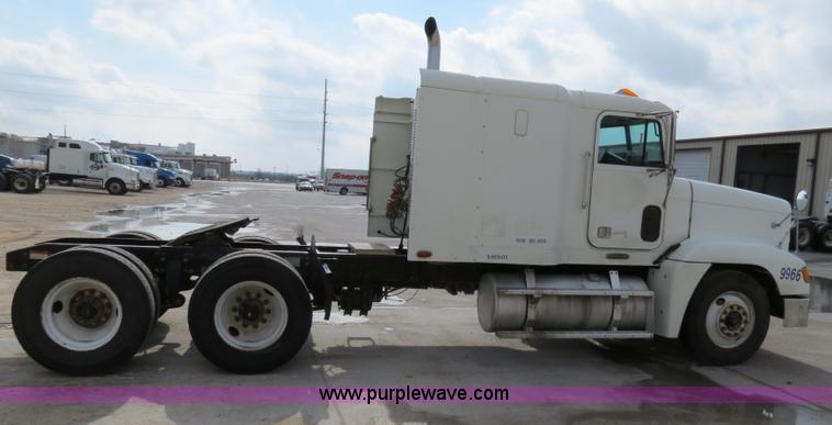 image for item B4583 2001 Freightliner FLD120 semi truck