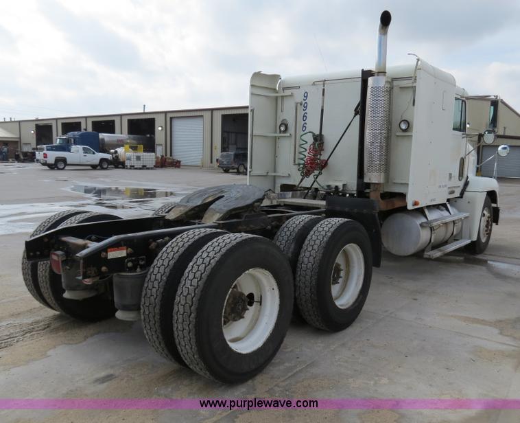 image for item B4583 2001 Freightliner FLD120 semi truck