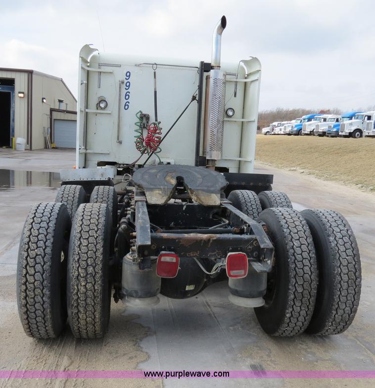 image for item B4583 2001 Freightliner FLD120 semi truck