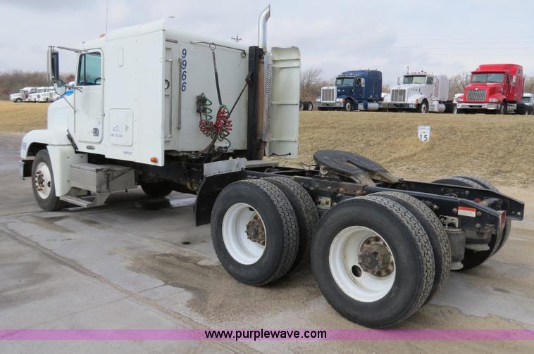 image for item B4583 2001 Freightliner FLD120 semi truck