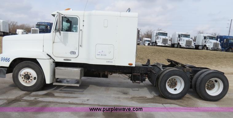 image for item B4583 2001 Freightliner FLD120 semi truck