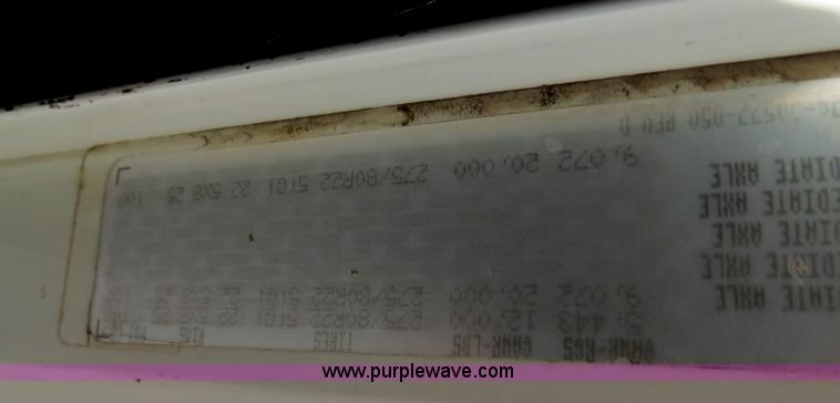 image for item B4583 2001 Freightliner FLD120 semi truck