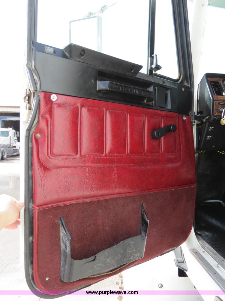 image for item B4583 2001 Freightliner FLD120 semi truck