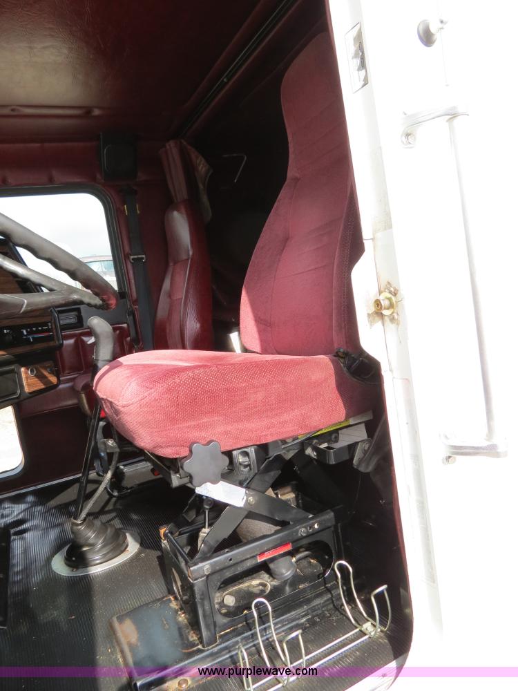 image for item B4583 2001 Freightliner FLD120 semi truck