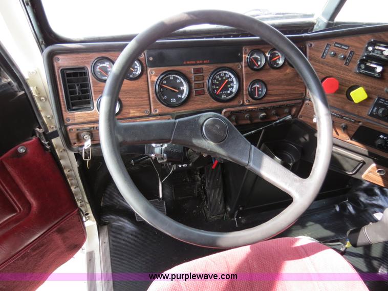 image for item B4583 2001 Freightliner FLD120 semi truck