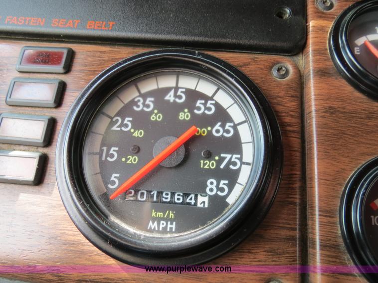 image for item B4583 2001 Freightliner FLD120 semi truck