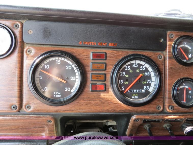 image for item B4583 2001 Freightliner FLD120 semi truck