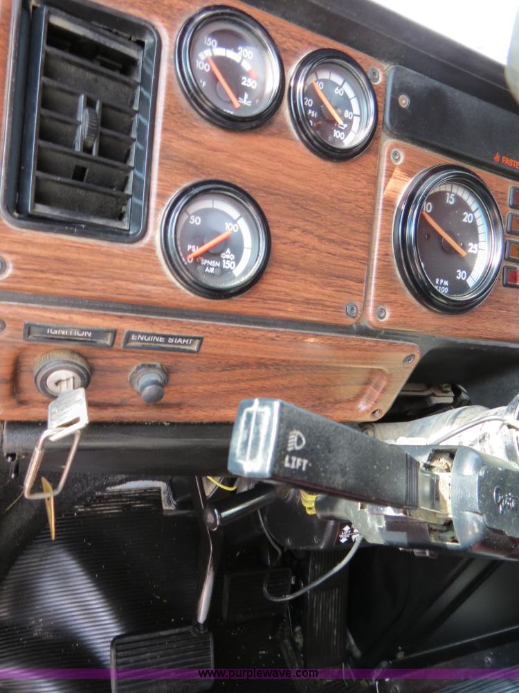 image for item B4583 2001 Freightliner FLD120 semi truck