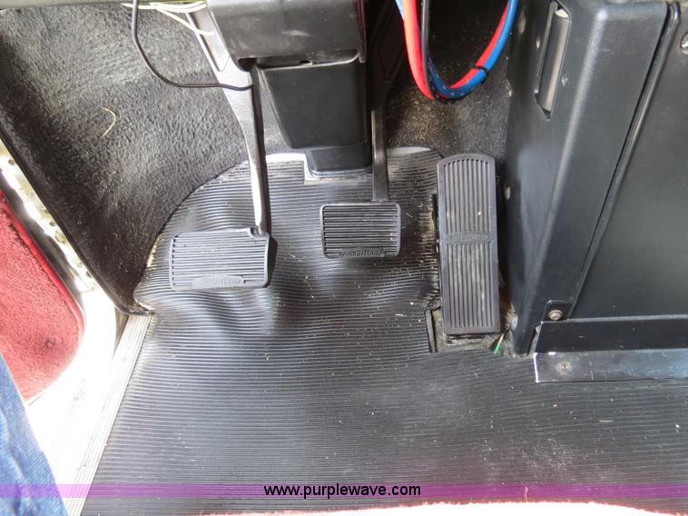 image for item B4583 2001 Freightliner FLD120 semi truck