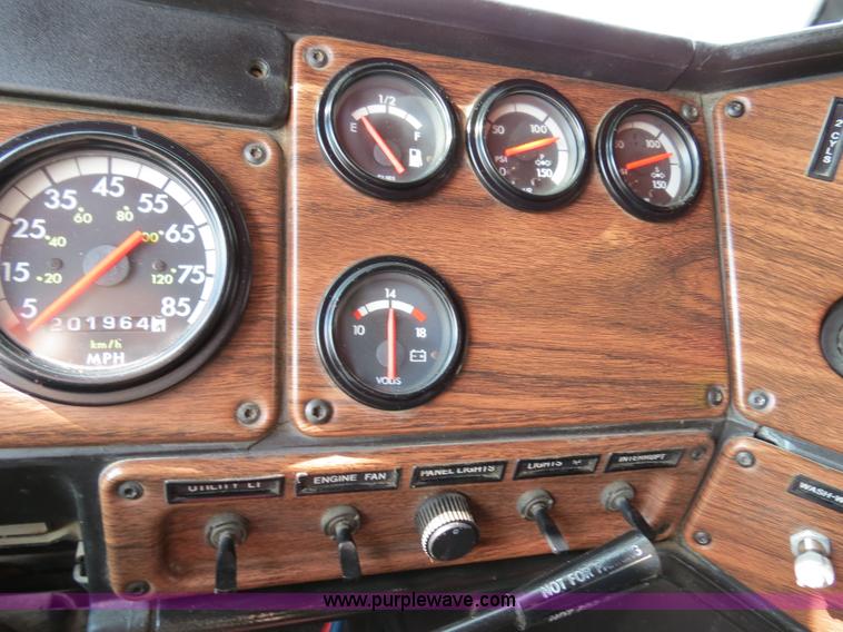 image for item B4583 2001 Freightliner FLD120 semi truck