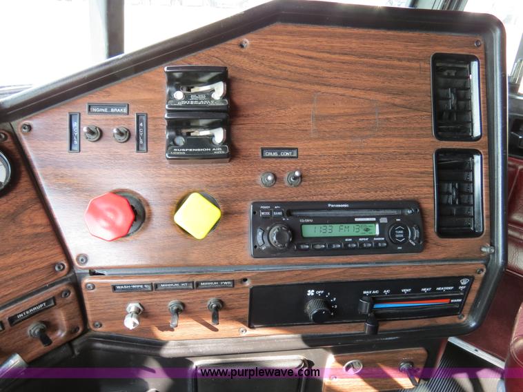 image for item B4583 2001 Freightliner FLD120 semi truck