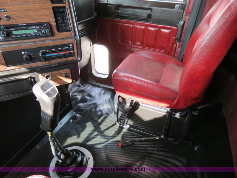 image for item B4583 2001 Freightliner FLD120 semi truck