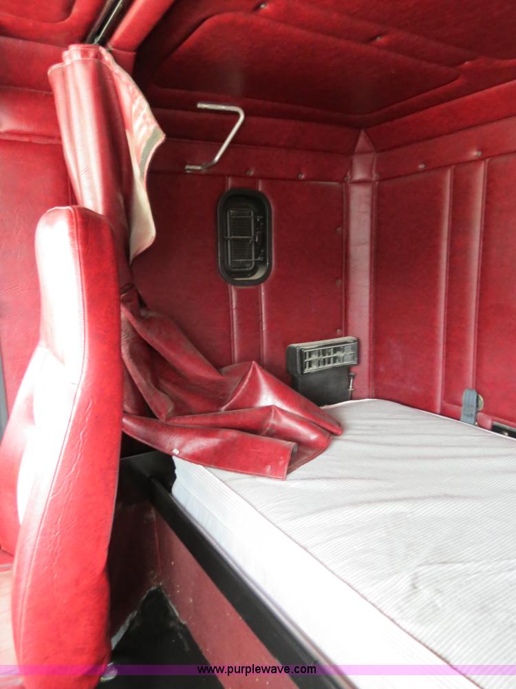 image for item B4583 2001 Freightliner FLD120 semi truck