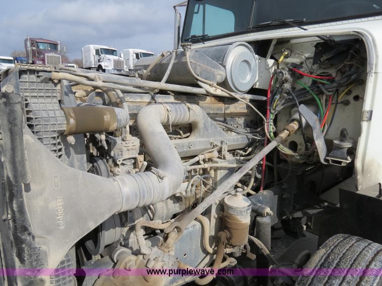 image for item B4583 2001 Freightliner FLD120 semi truck