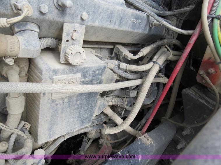 image for item B4583 2001 Freightliner FLD120 semi truck