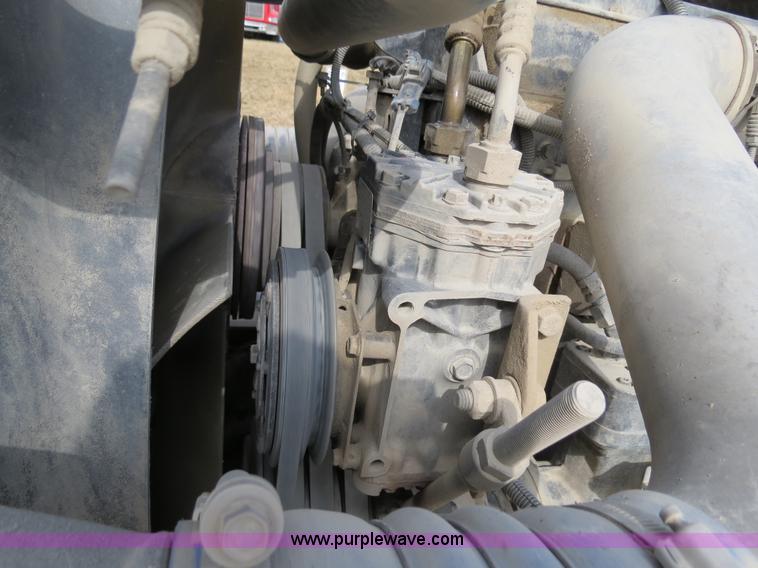 image for item B4583 2001 Freightliner FLD120 semi truck