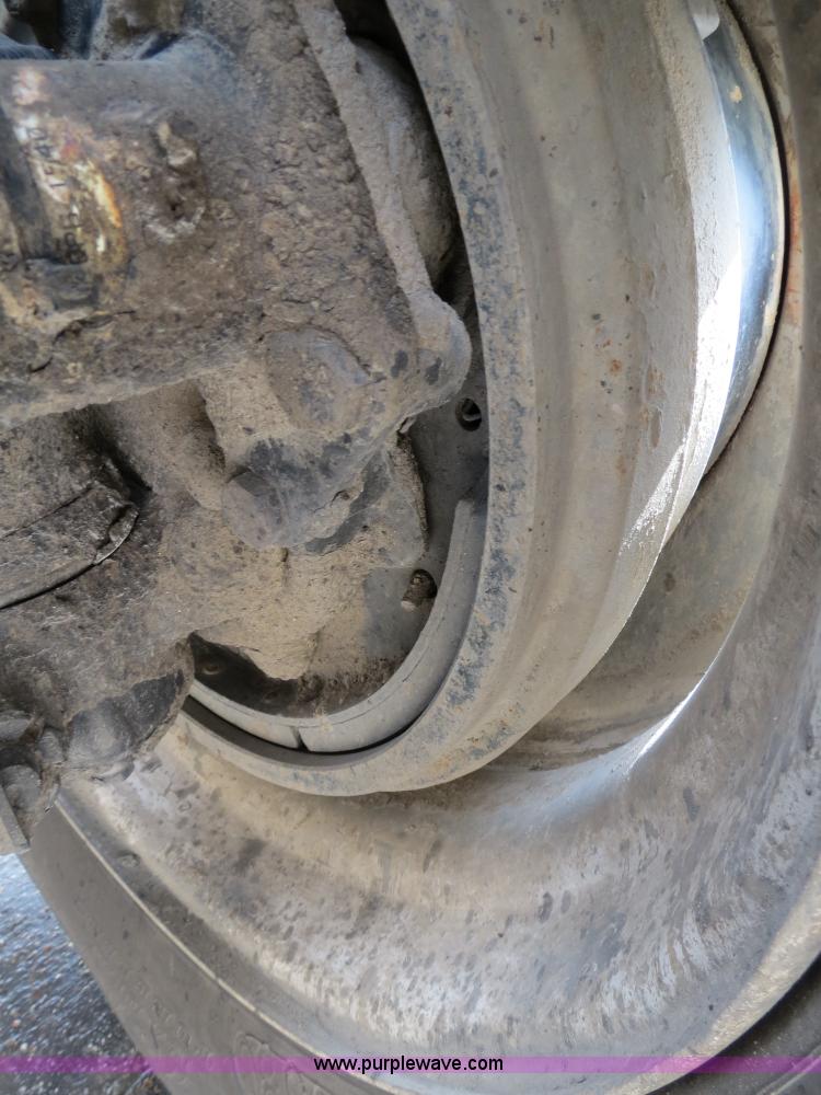 image for item B4583 2001 Freightliner FLD120 semi truck