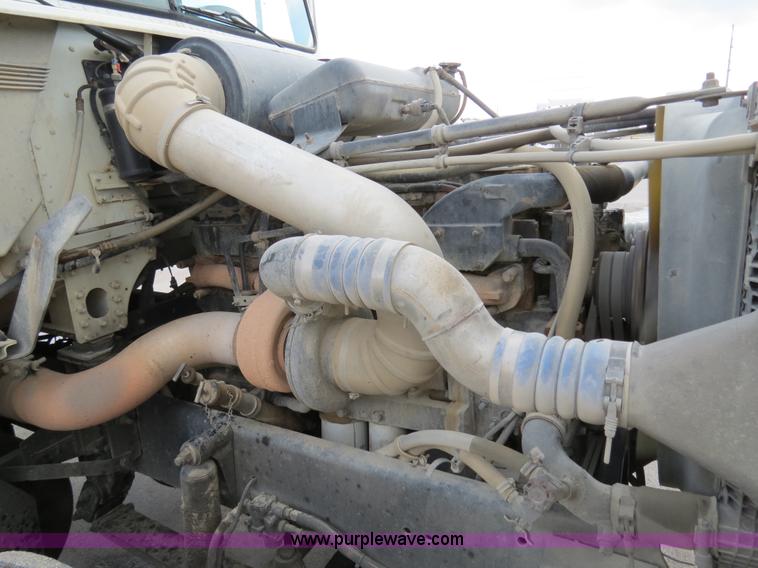 image for item B4583 2001 Freightliner FLD120 semi truck