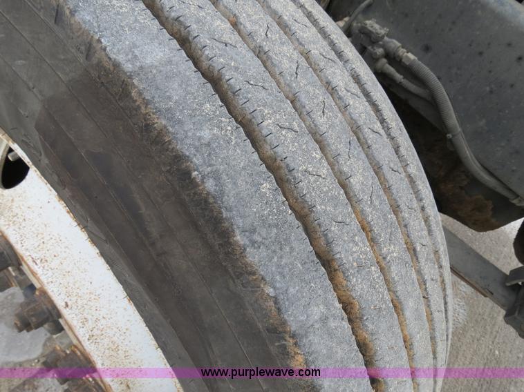 image for item B4583 2001 Freightliner FLD120 semi truck