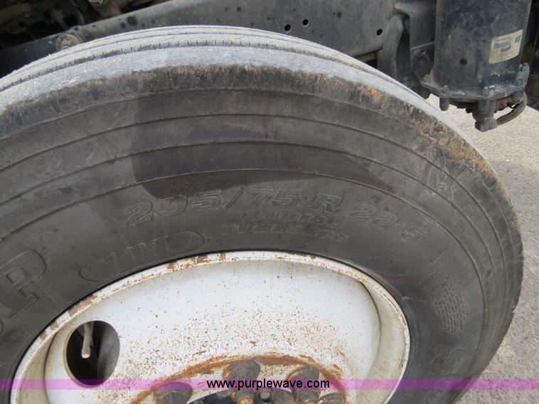 image for item B4583 2001 Freightliner FLD120 semi truck