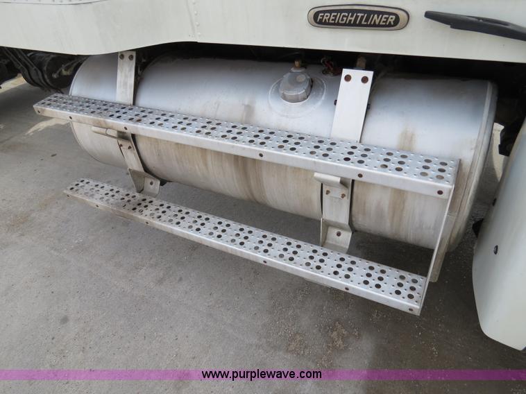 image for item B4583 2001 Freightliner FLD120 semi truck