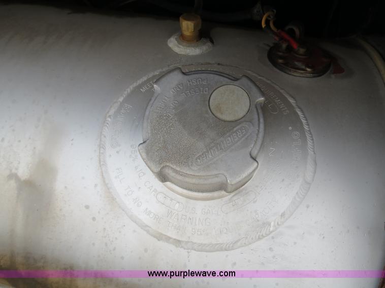 image for item B4583 2001 Freightliner FLD120 semi truck