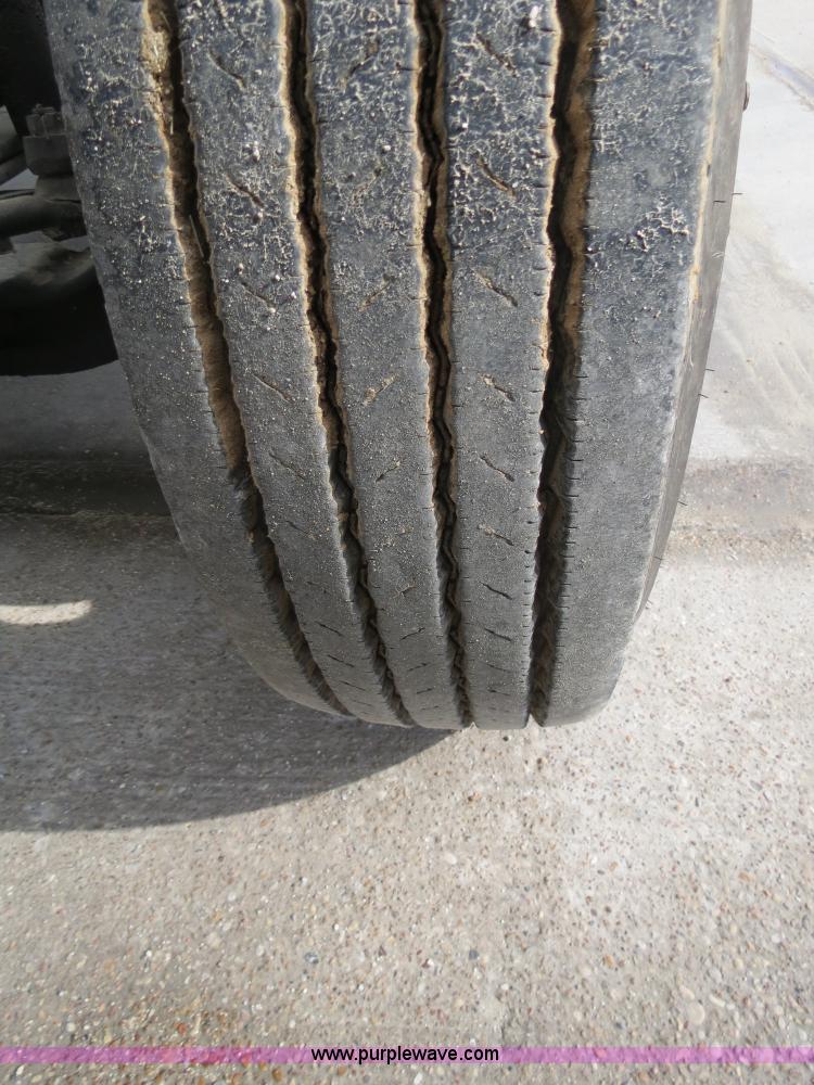 image for item B4583 2001 Freightliner FLD120 semi truck