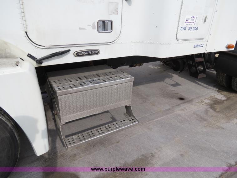 image for item B4583 2001 Freightliner FLD120 semi truck