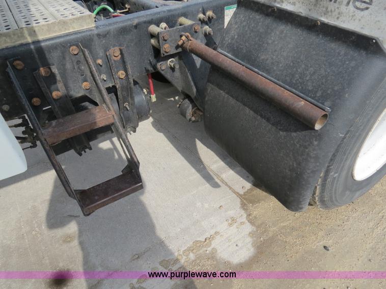 image for item B4583 2001 Freightliner FLD120 semi truck