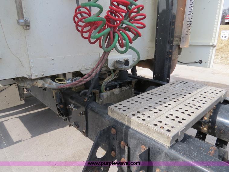 image for item B4583 2001 Freightliner FLD120 semi truck