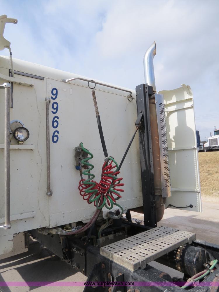 image for item B4583 2001 Freightliner FLD120 semi truck