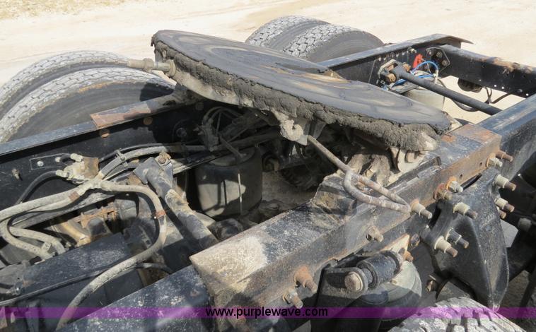 image for item B4583 2001 Freightliner FLD120 semi truck