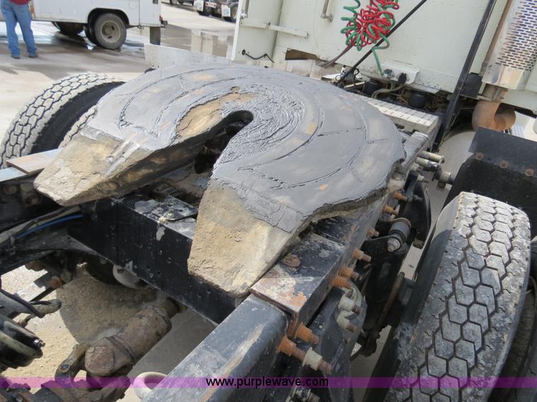 image for item B4583 2001 Freightliner FLD120 semi truck