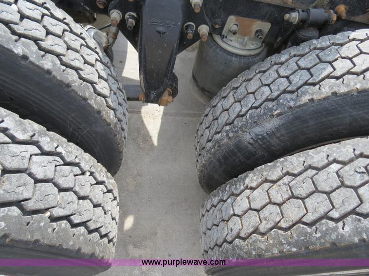 image for item B4583 2001 Freightliner FLD120 semi truck