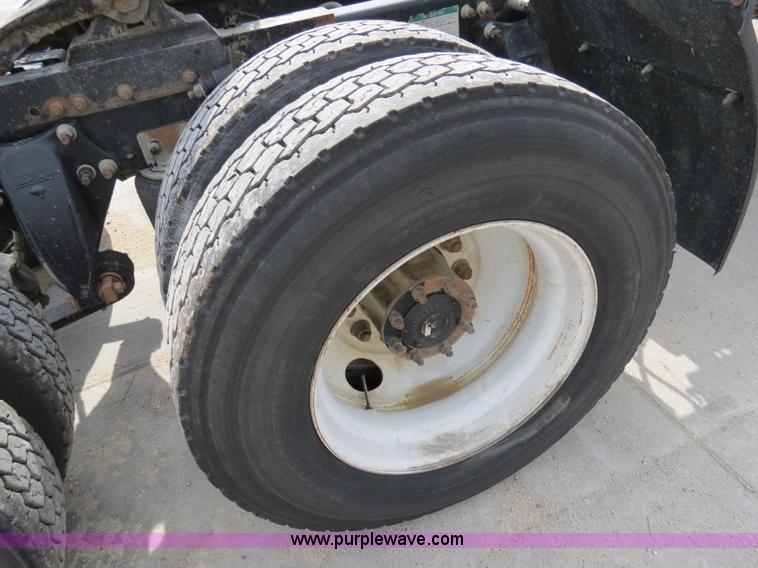 image for item B4583 2001 Freightliner FLD120 semi truck