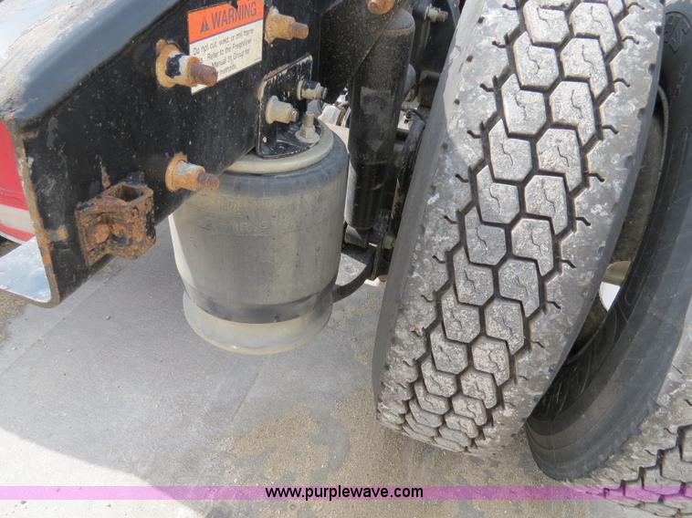 image for item B4583 2001 Freightliner FLD120 semi truck