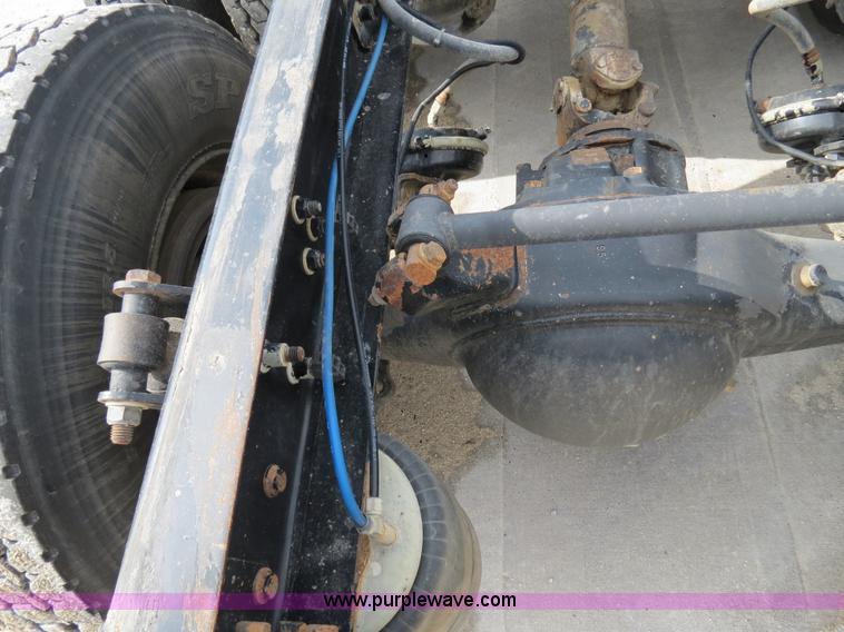 image for item B4583 2001 Freightliner FLD120 semi truck