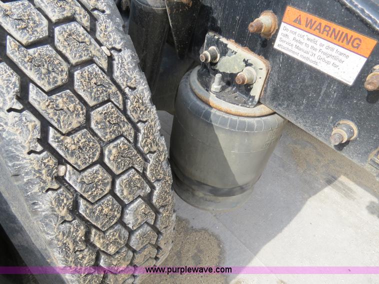 image for item B4583 2001 Freightliner FLD120 semi truck