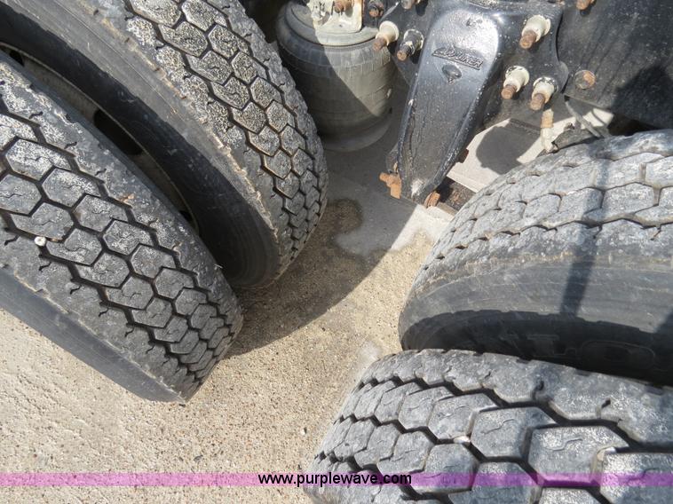 image for item B4583 2001 Freightliner FLD120 semi truck