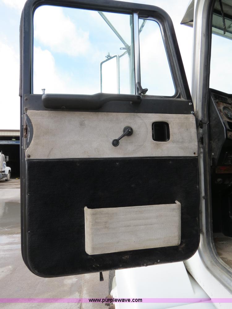 image for item B4584 1998 Peterbilt 377 semi truck