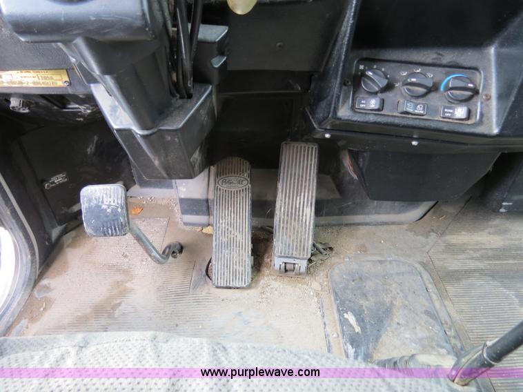 image for item B4584 1998 Peterbilt 377 semi truck