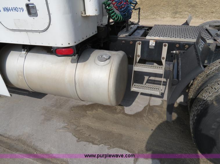 image for item B4584 1998 Peterbilt 377 semi truck