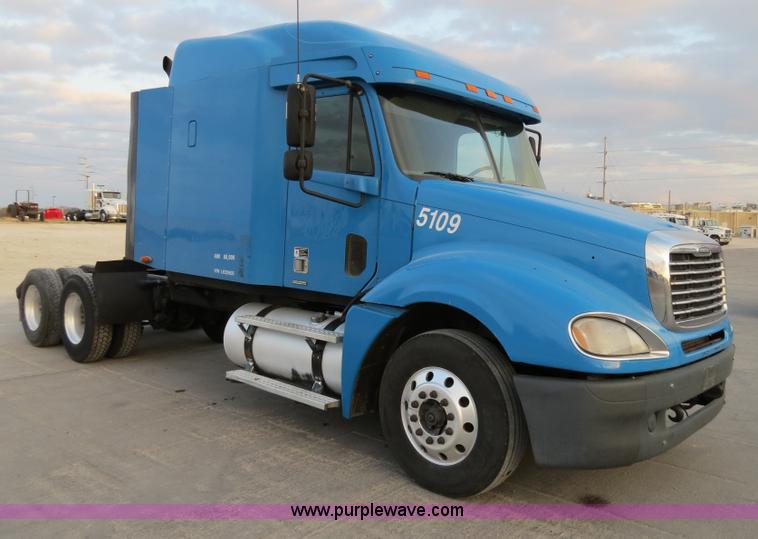 image for item B4585 2003 Freightliner Columbia semi truck