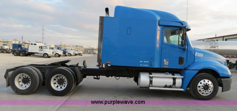 image for item B4585 2003 Freightliner Columbia semi truck