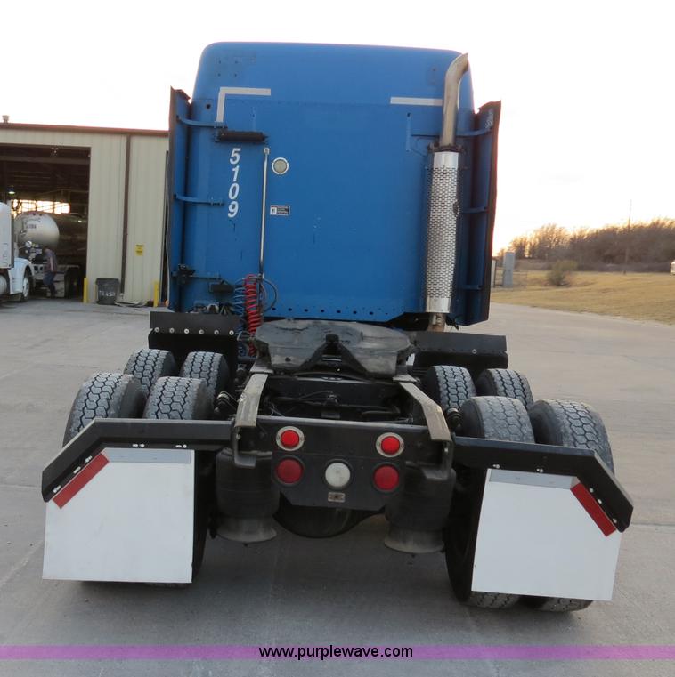 image for item B4585 2003 Freightliner Columbia semi truck