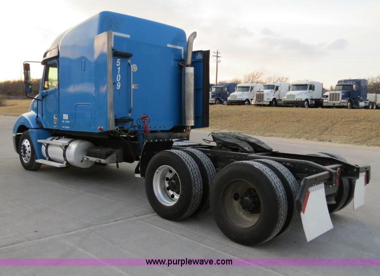 image for item B4585 2003 Freightliner Columbia semi truck