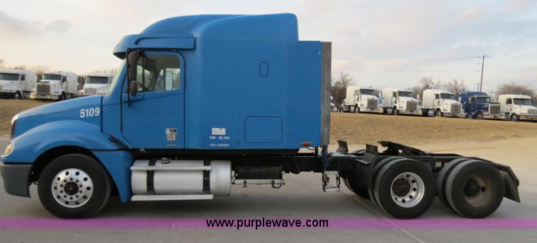 image for item B4585 2003 Freightliner Columbia semi truck