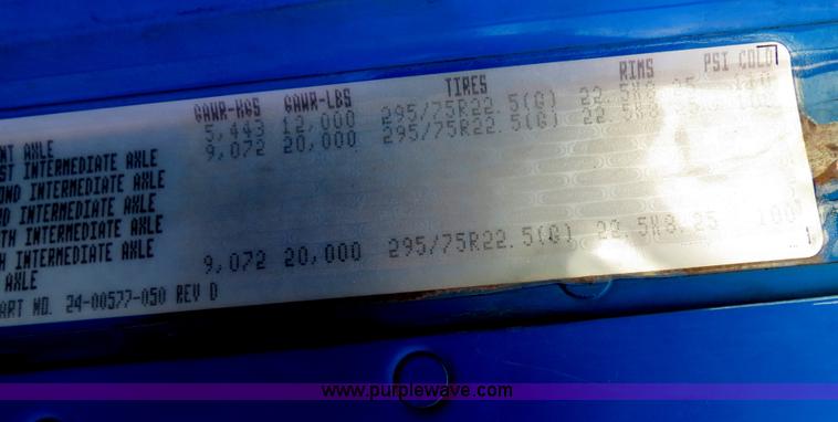 image for item B4585 2003 Freightliner Columbia semi truck